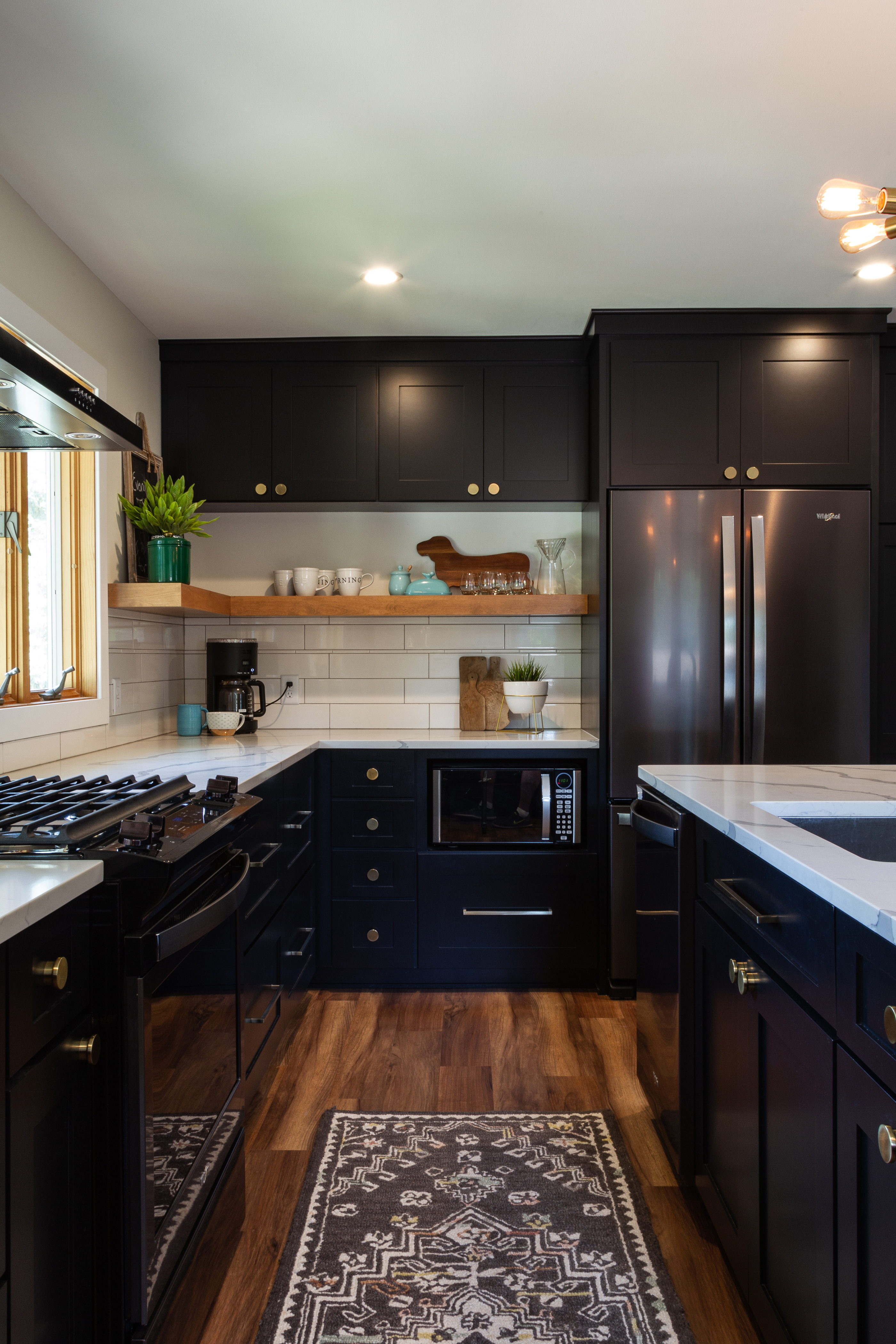 Get An Elegant Look With Black Kitchen Cabinets