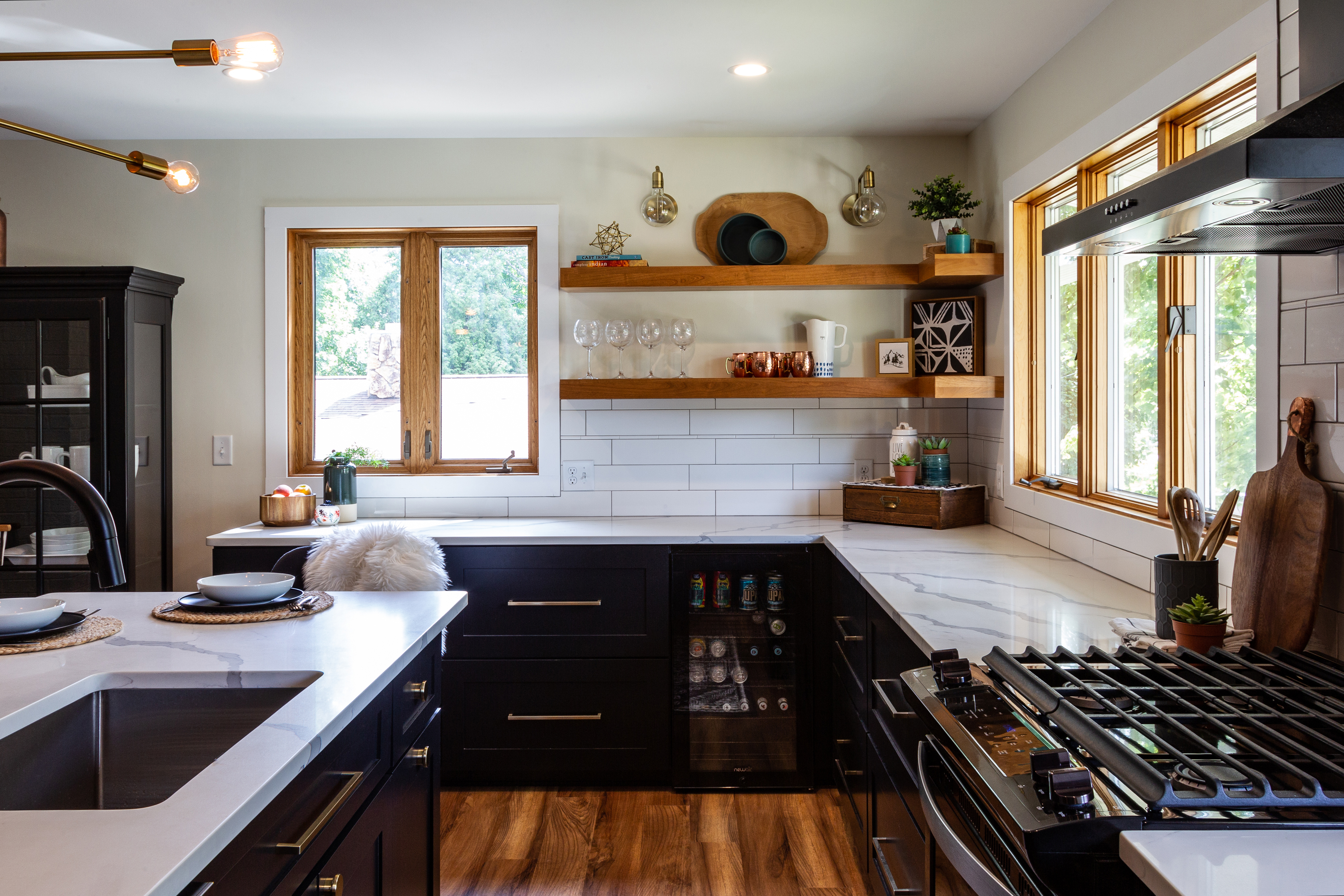 BLACK KITCHEN CABINET TRENDS